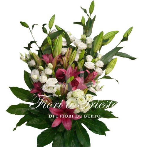 Foto Bouquet of mixed flowers with lilies.