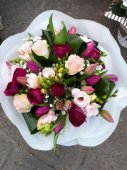 Bouquet ranuncoli tulipani e fresie