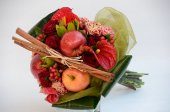 Bouquet di fiori e frutta