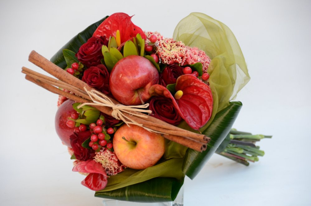 Bouquet di fiori e frutta
