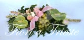 Composizione centrotavola con fiori di stagione e candele