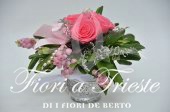 Composizione con rose rosa.