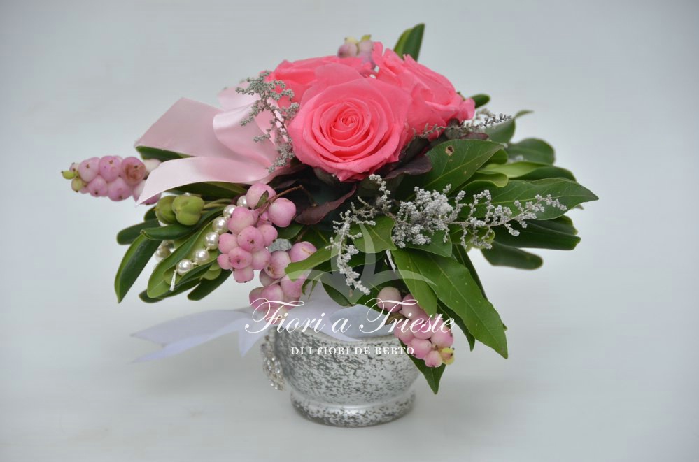 Composizione con rose rosa.