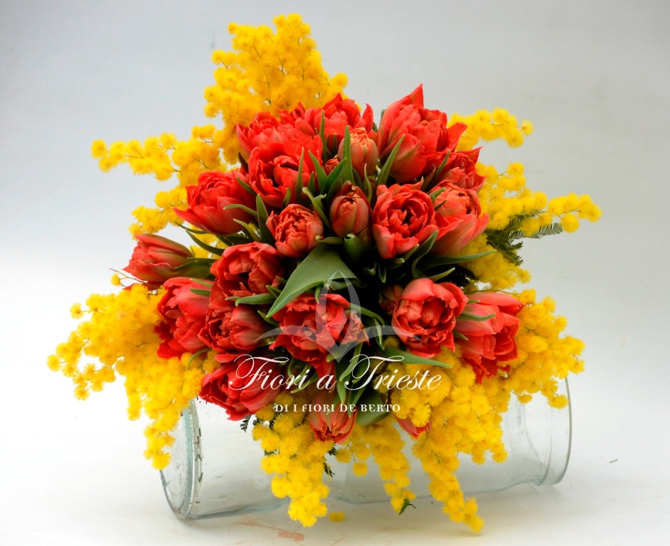 Bouquet di mimosa e tulipani