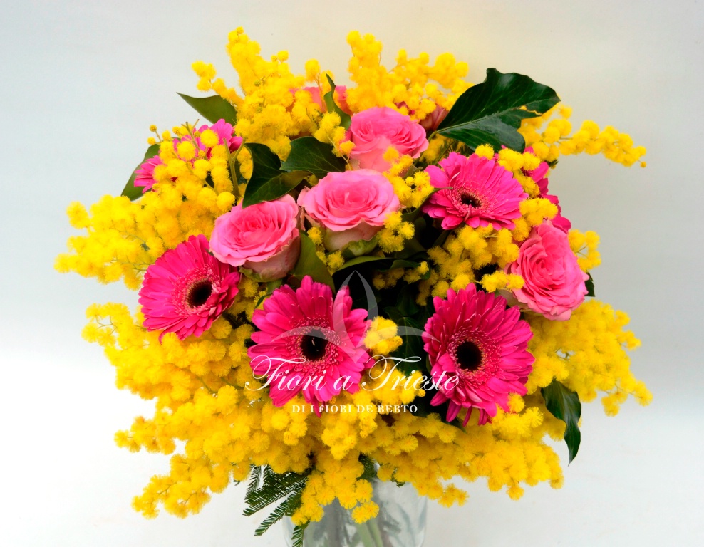 Bouquet con gerbere rose e mimosa.