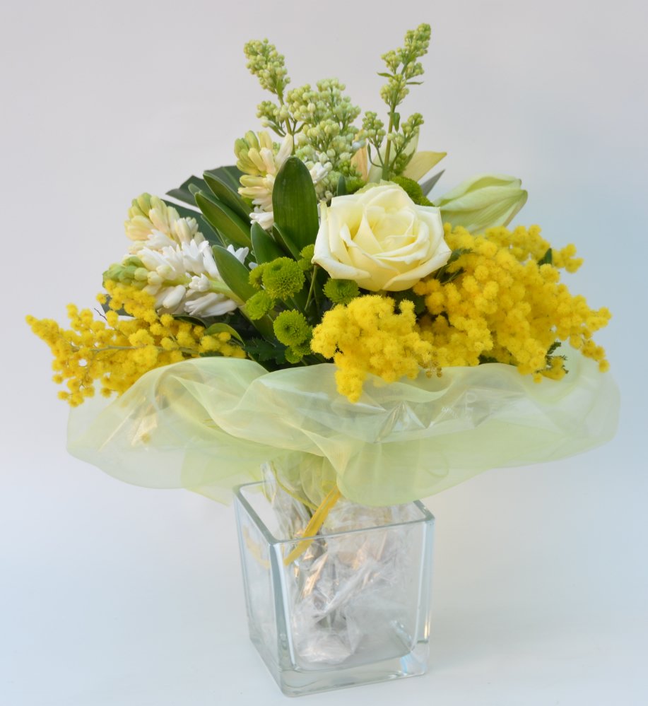 BOUQUET DI MIMOSA E ROSE BIANCHE