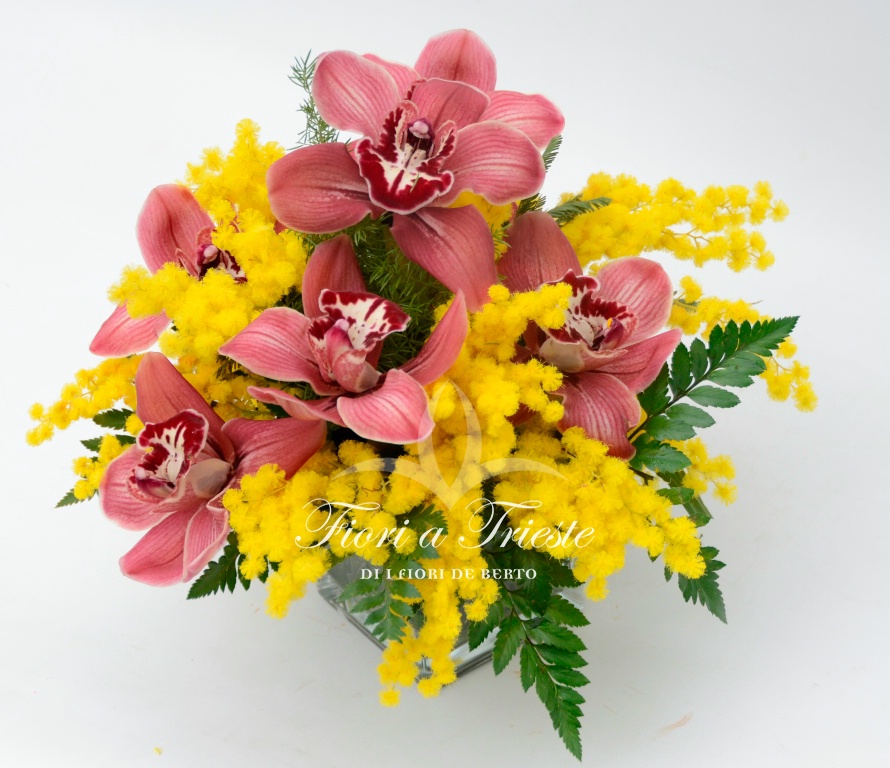 Vetro con cymbidium e mimosa