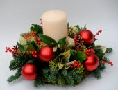 Centrepiece with cylindrical candle.