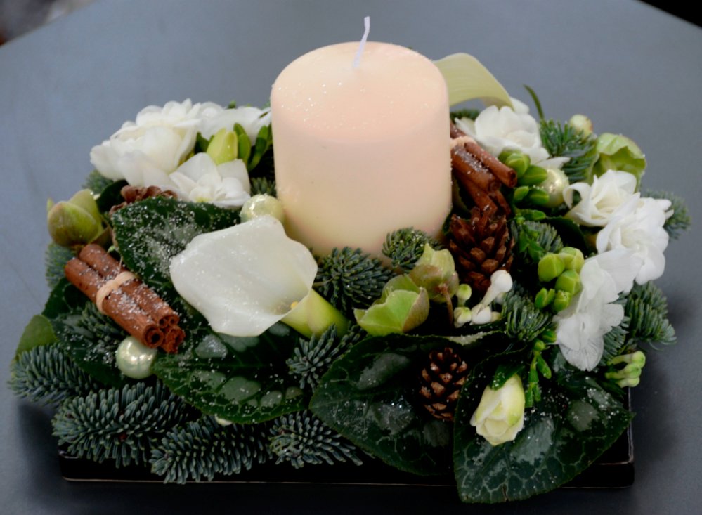 Centrotavola bianco con candelotto.