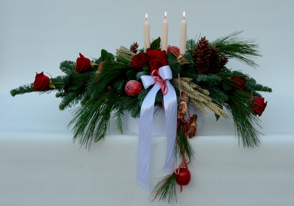 Centrotavola con rose rosse ed abete