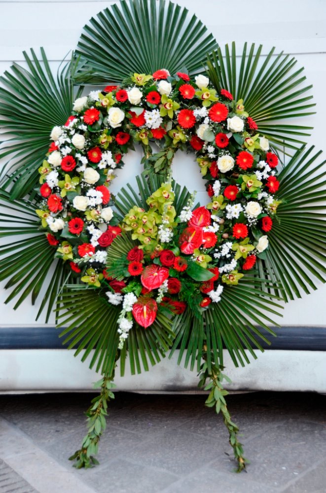 Foto Corona funebre bianca e rossa.