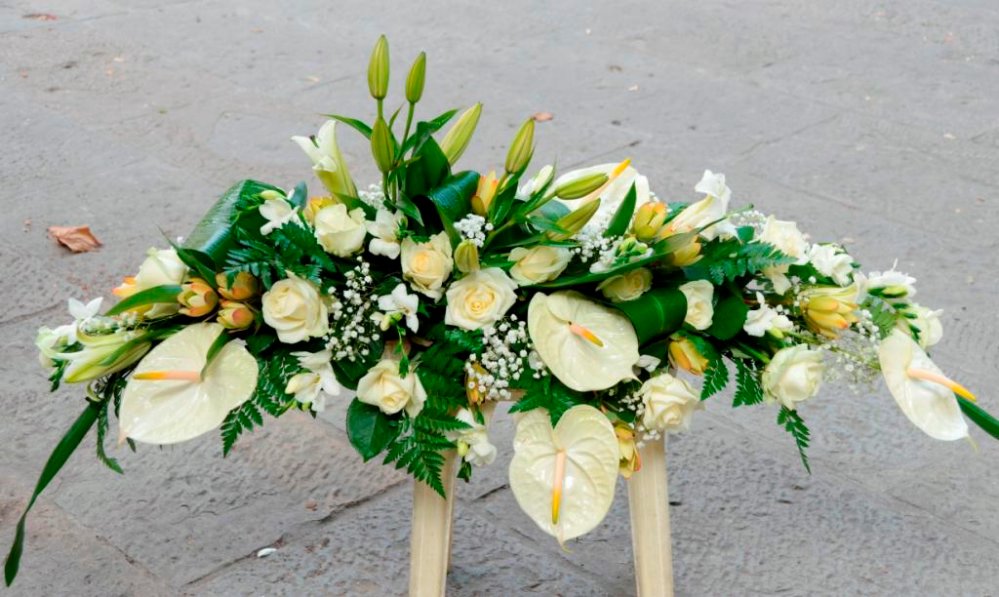 Foto Cuscino funebre di fiori bianchi.