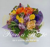 Bouquet multicolor con fiori di stagione.