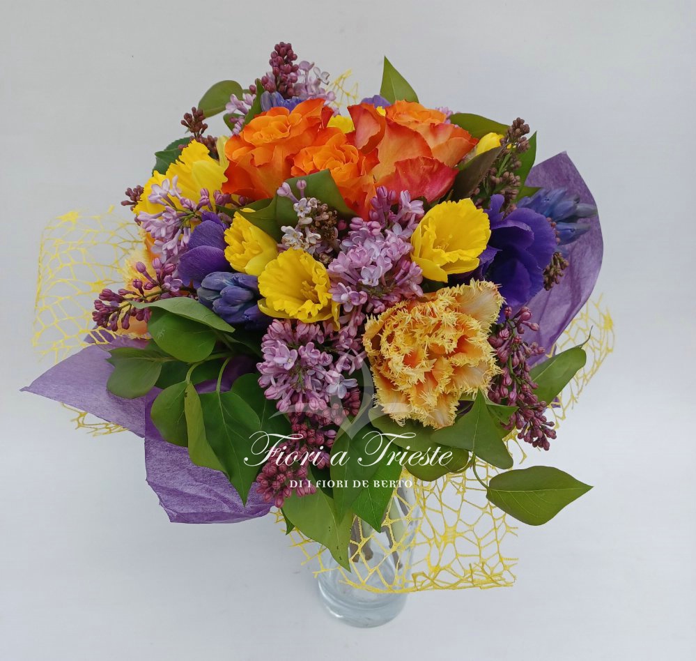 Bouquet multicolor con fiori di stagione.