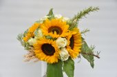 Bouquet girasoli, rose bianche e aromi.