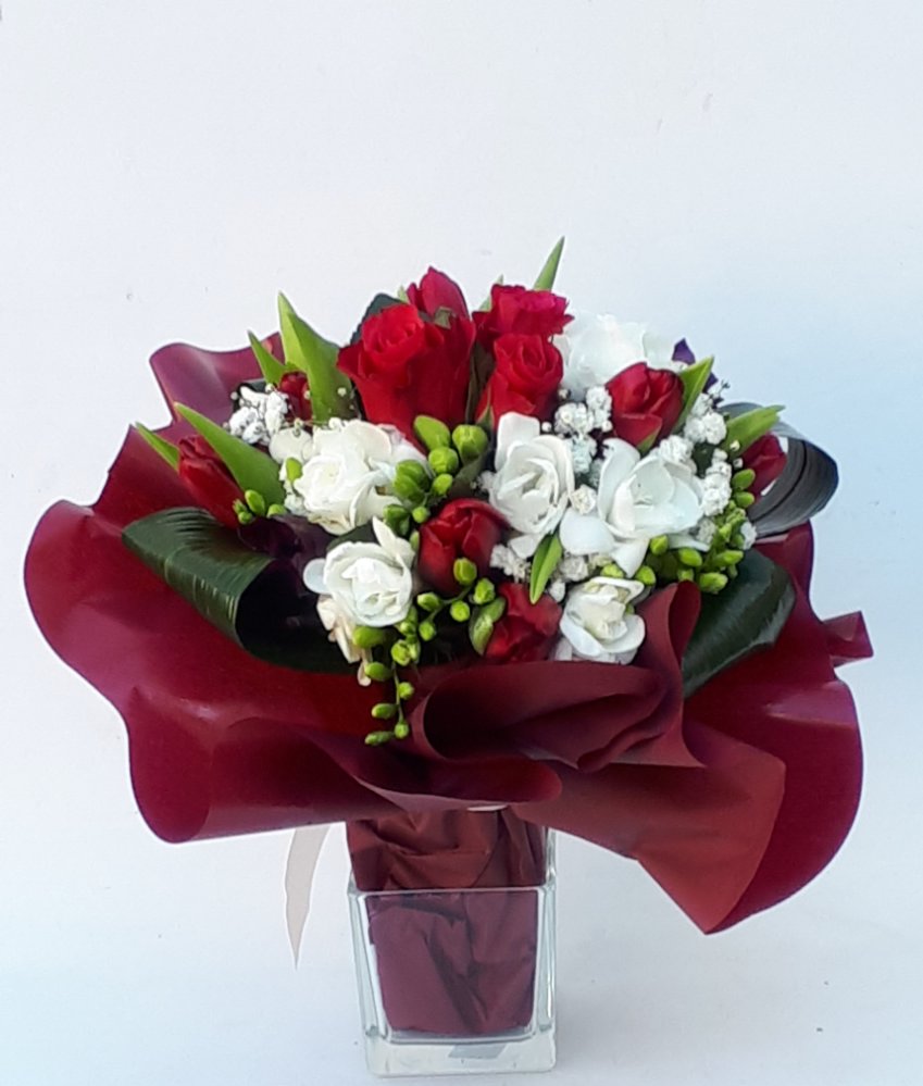 Foto Bouquet rose rosse e fresie