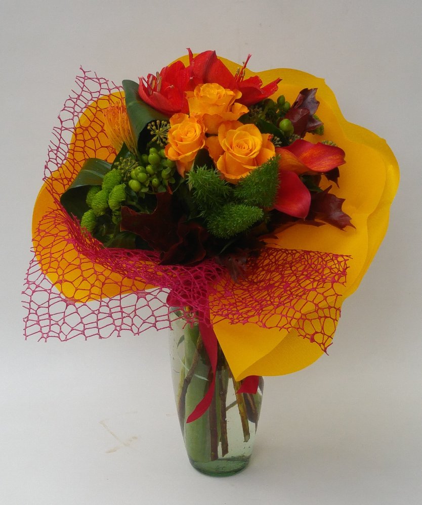 Bouquet fiori tropicali e rose arancio.