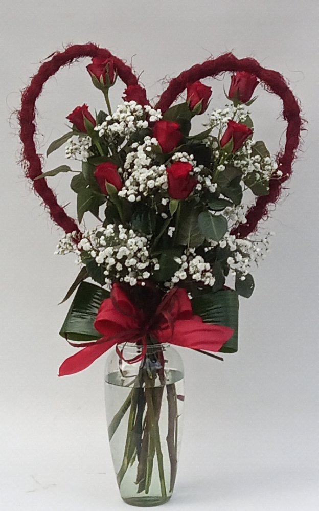 Rose rosse in una cornice a forma di cuore.