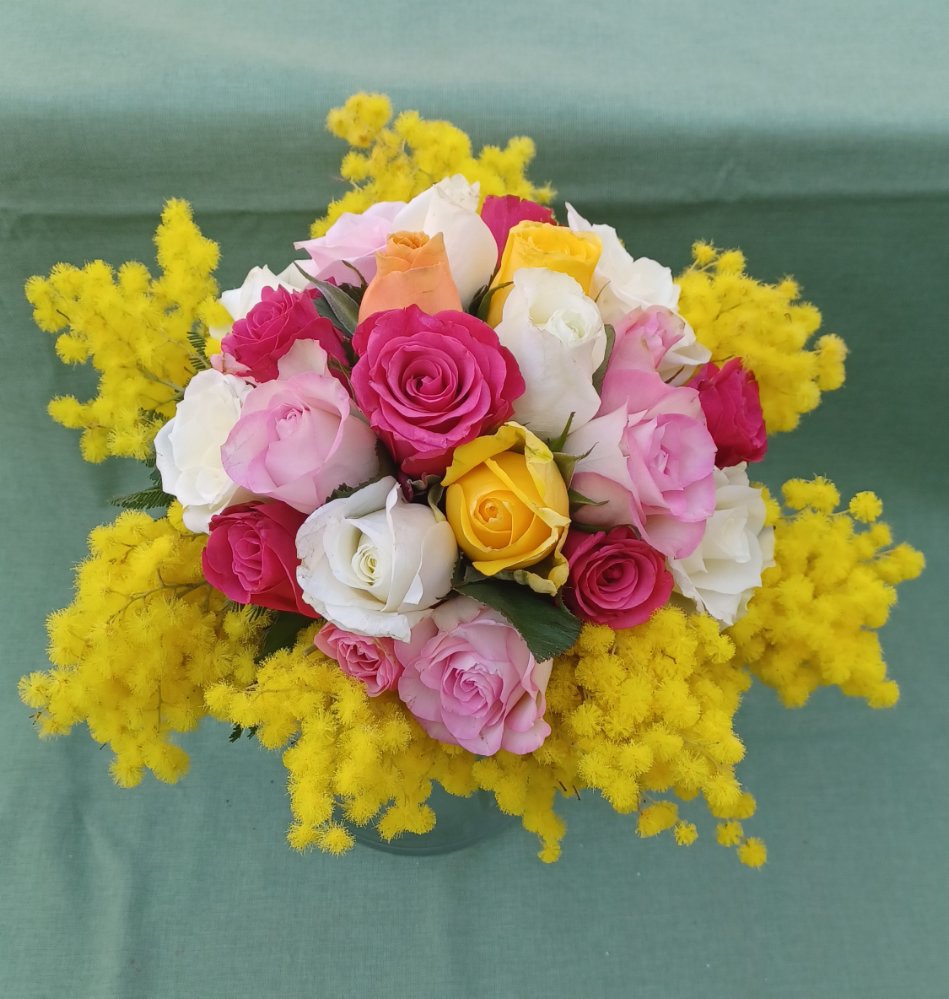 Foto Bouquet rose mix e mimosa