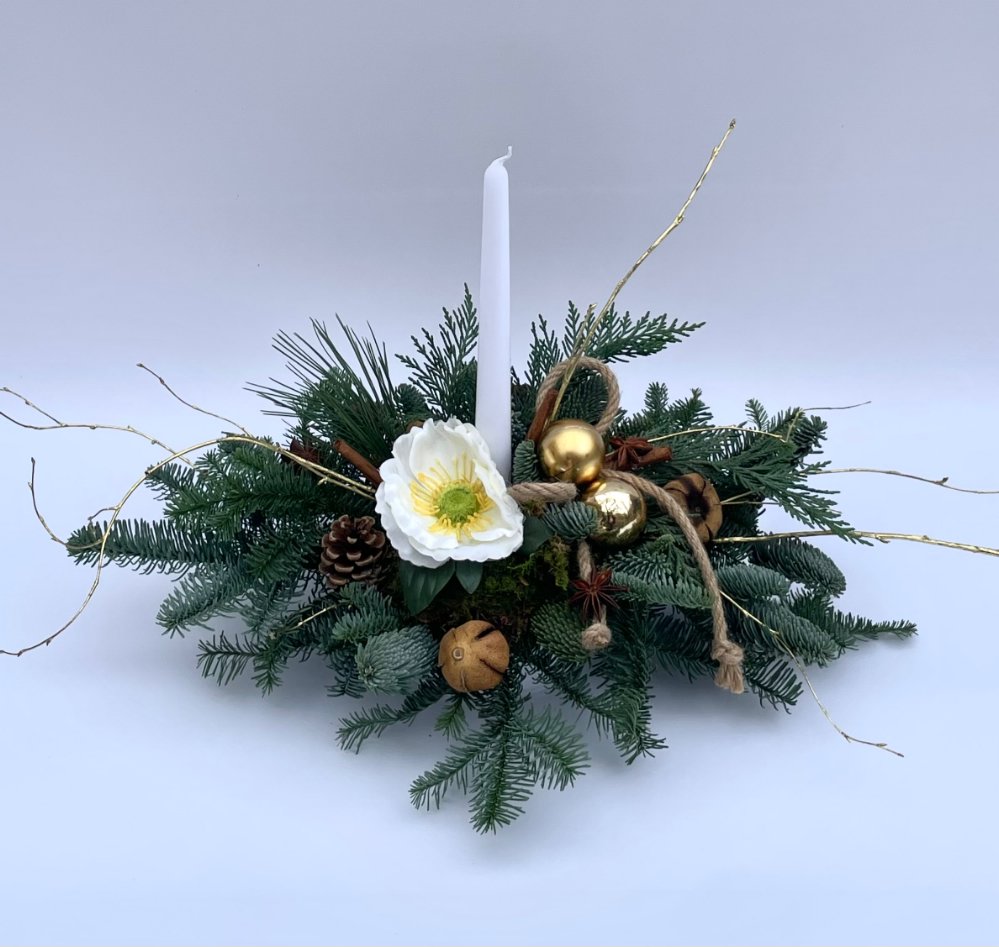 Foto Composizione centro tavola con una candela e peluche