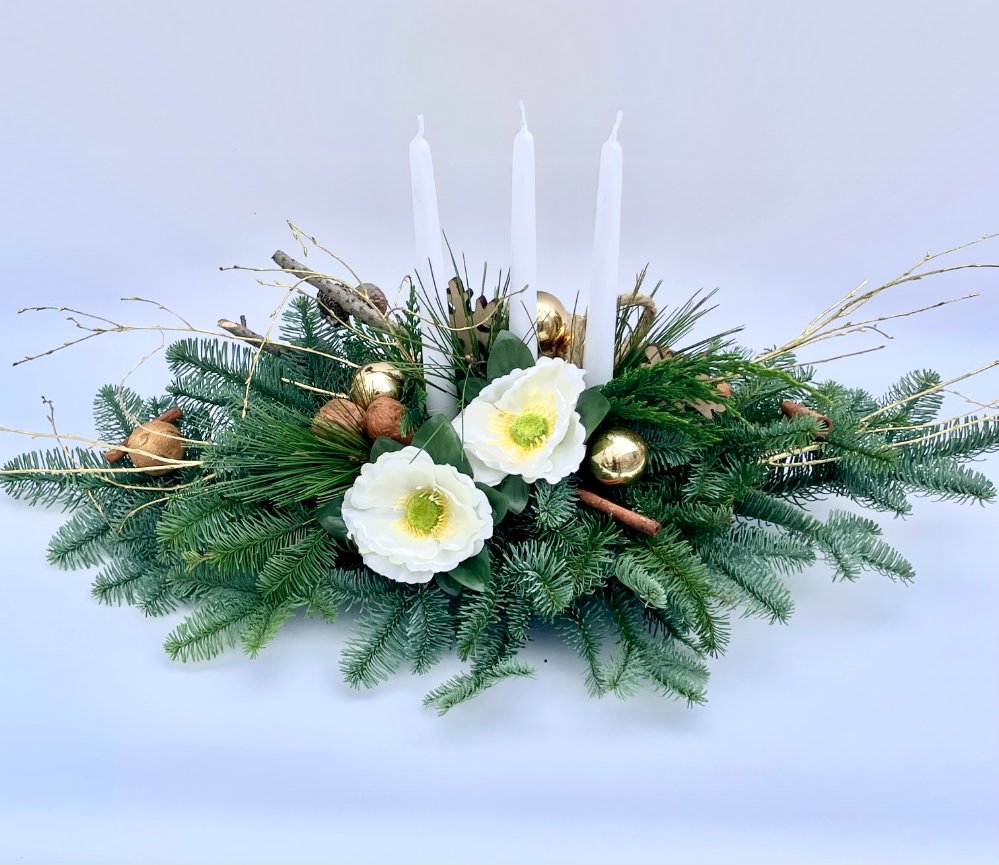 Foto Composizione di natale centro tavola con tre candele bianche