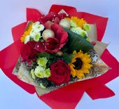 Bouquet rose rosse e girasoli natalizio