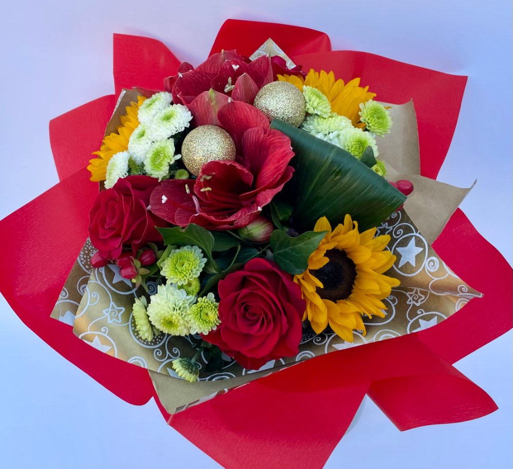 Foto Bouquet rose rosse e girasoli natalizio