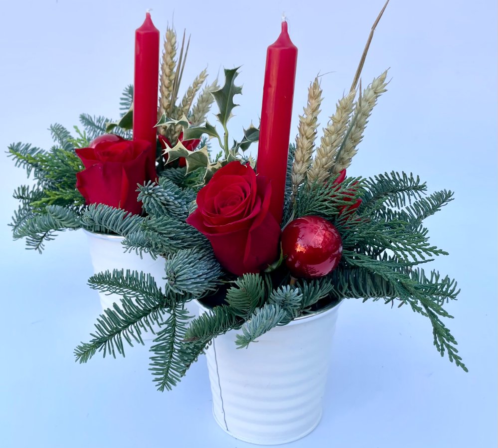 Foto Centro tavola natalizio con rosa fresca