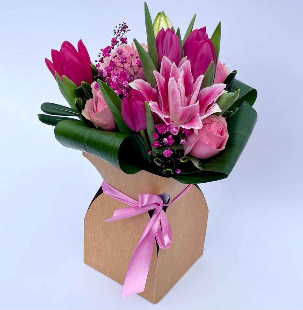 Foto Bouquet fiori misti rosa con eco-packing