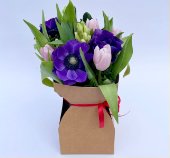 Bouquet di fiori misti viola d rosa con eco-packing