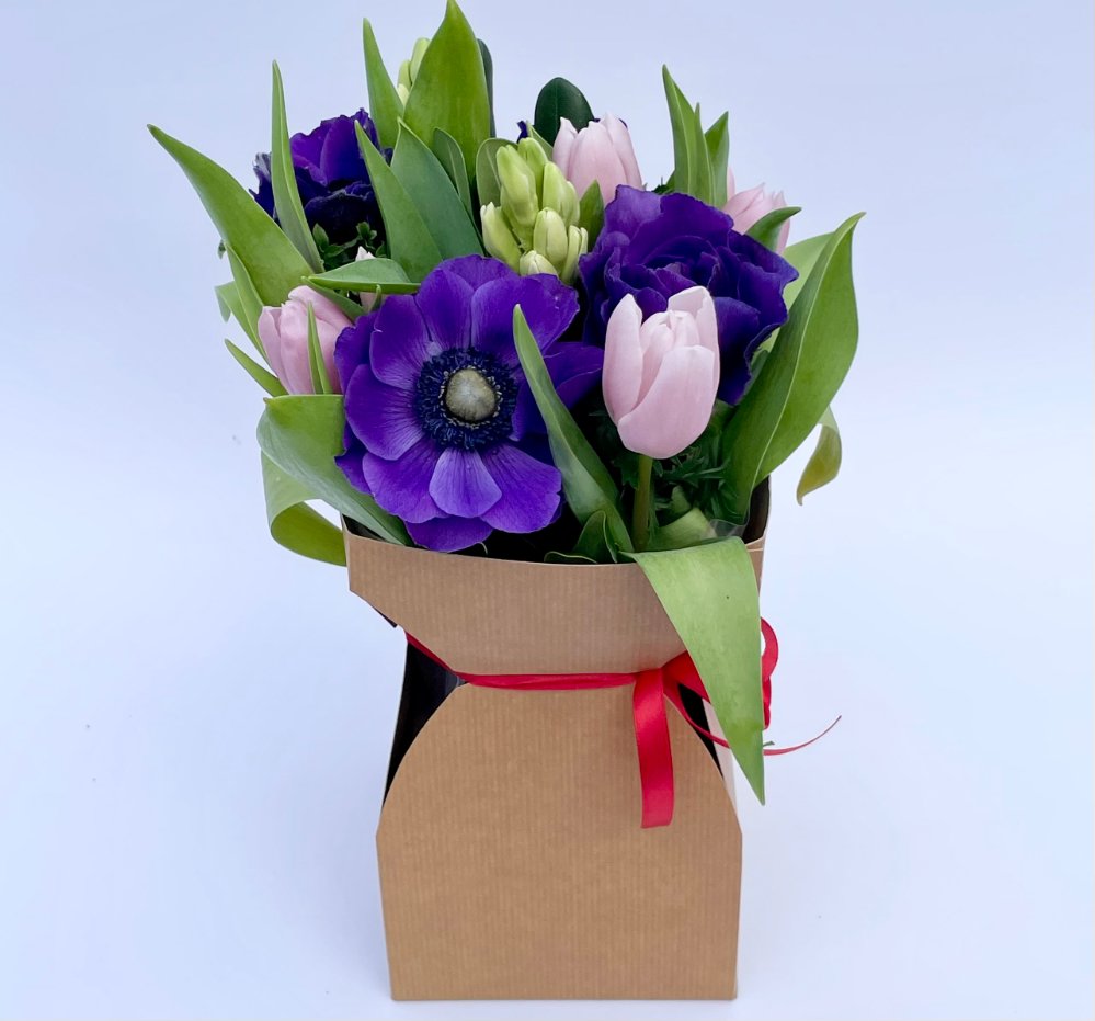Foto Bouquet di fiori misti viola d rosa con eco-packing